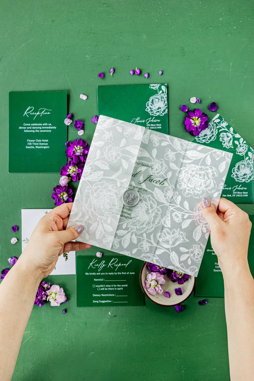 Partecipazione nuziale su vetro con custodia floreale e sigillo - Collezione PR29 Partecipazioni nuziali su vetro PR29 custodia in velina con fiori bianchi Amelia Wedding