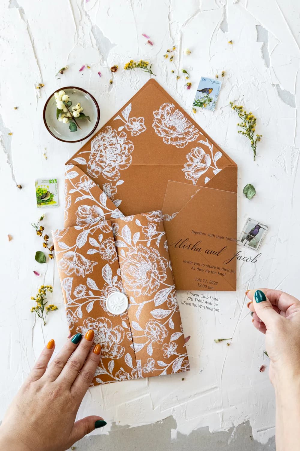 Partecipazioni nuziali su vetro terracotta - Vellum PR25 Set partecipazioni nuziali su vetro Vellum PR25 terracotta fiori bianchi Amelia Wedding