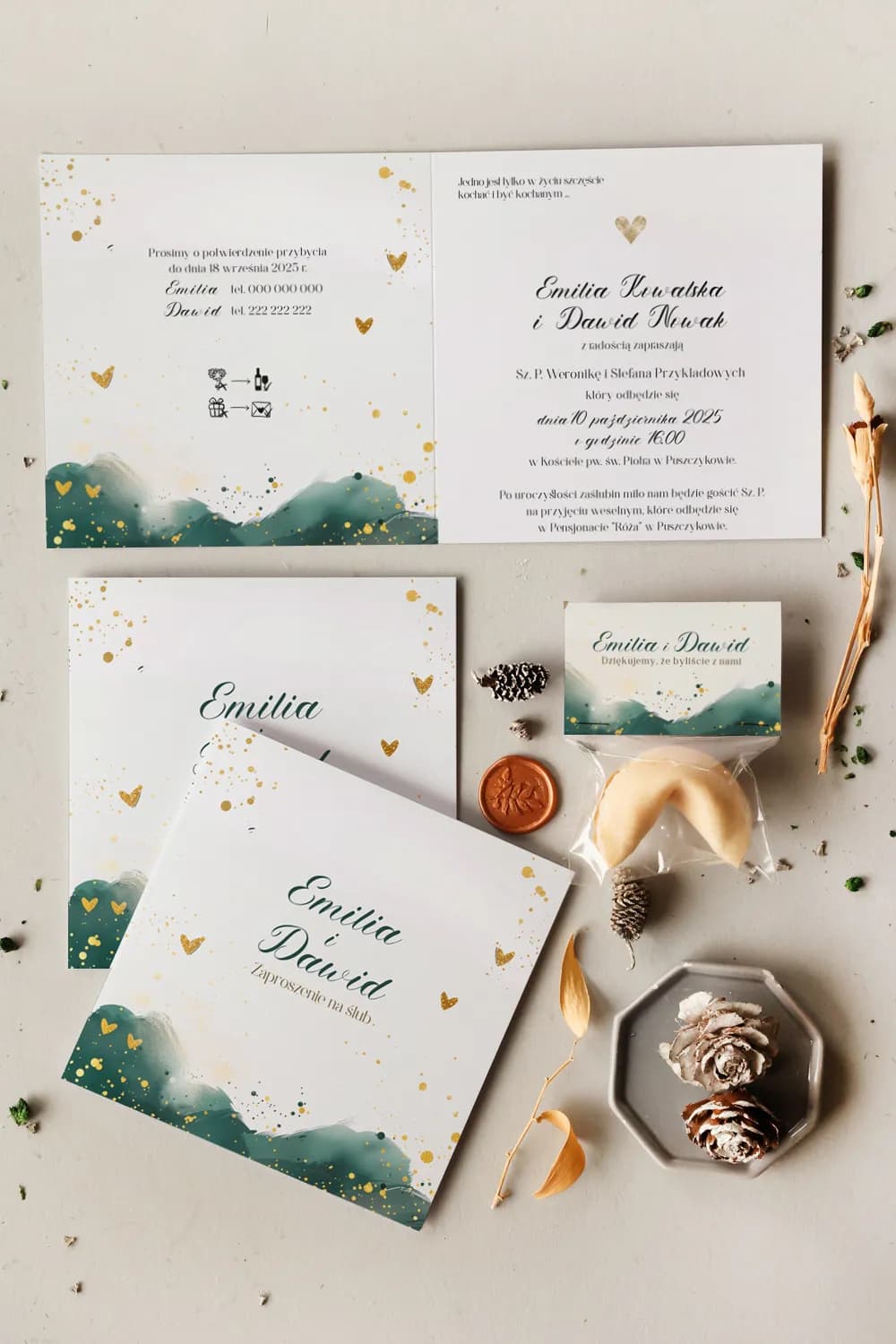 Partecipazioni acquerello matrimonio montagne stile boho Cejla n. 13 Partecipazioni matrimonio motivo montagne Cejla n. 13 verde bottiglia oro Amelia Wedding