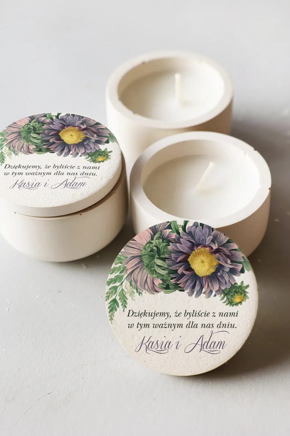 Sojakerze im Gipsbehälter Kraft Nr. 3 – Blumenmotiv und Gastgeschenk