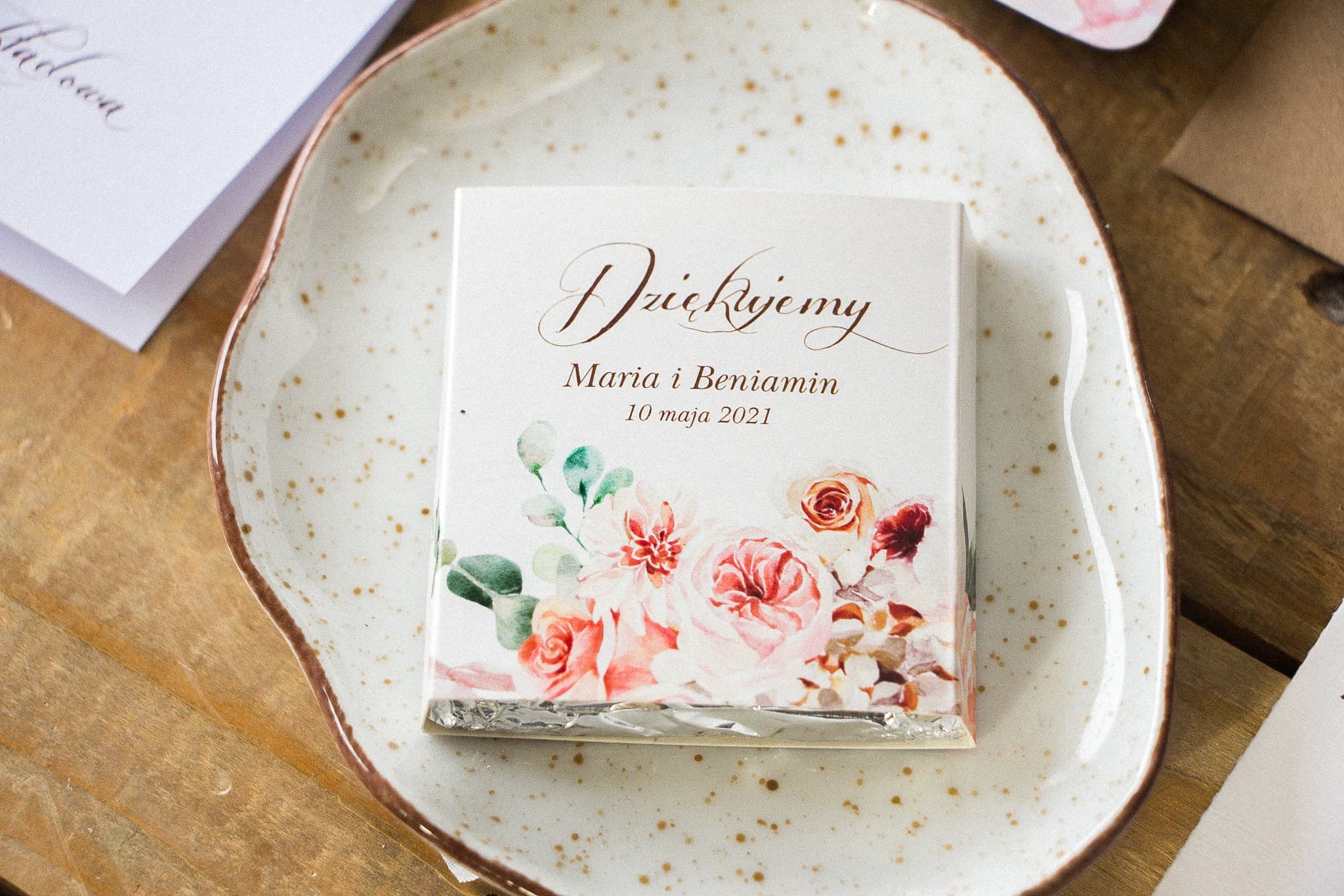 Personalisierte Hochzeits-Schokolade Gastgeschenke | Süße Präsente mit rosa Bouquet | Indygo Nr. 7