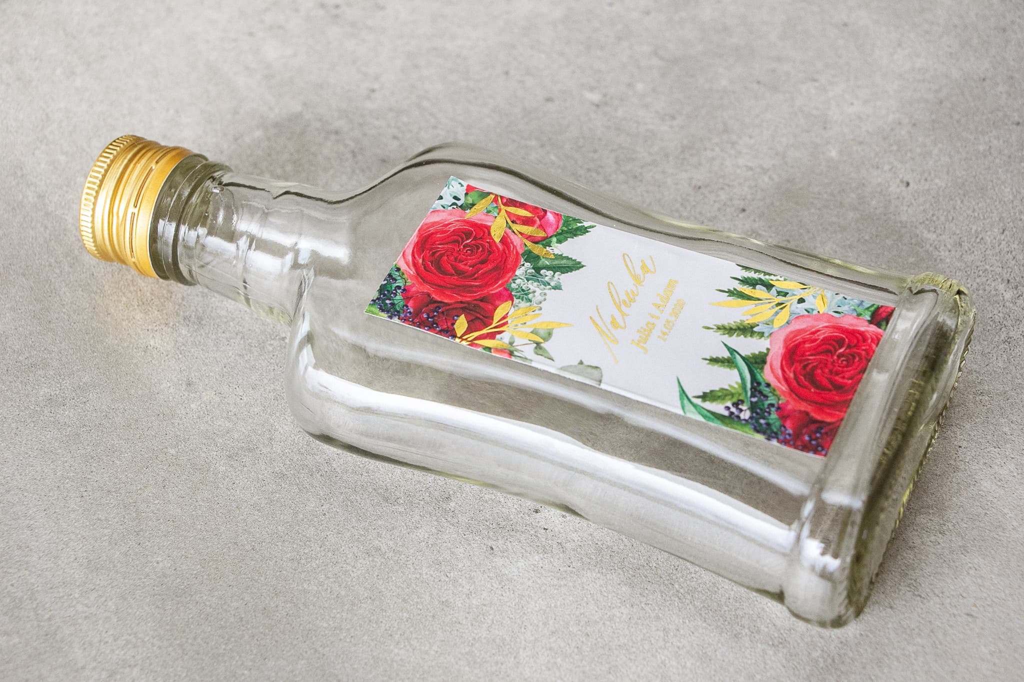 Cadeaux invités bouteilles pour liqueur avec roses bordeaux et dorure Rubin 8