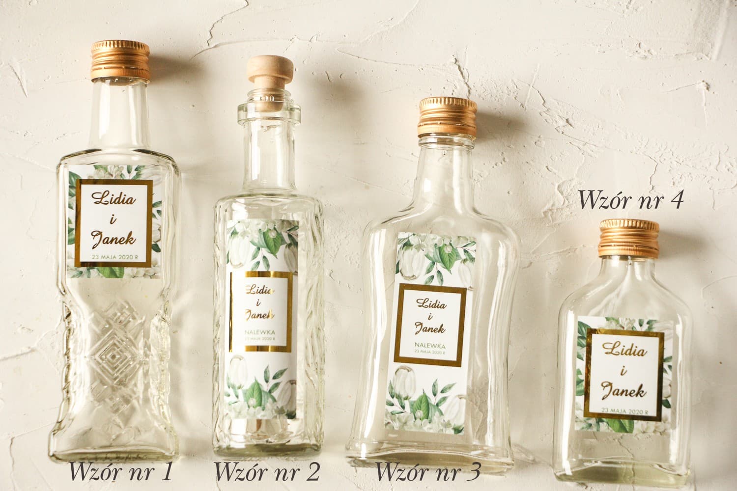 Bouteilles liqueur mariage Avril n° 2 Petites bouteilles pour liqueurs avec étiquette dorée, hortensia blanc et tulipes