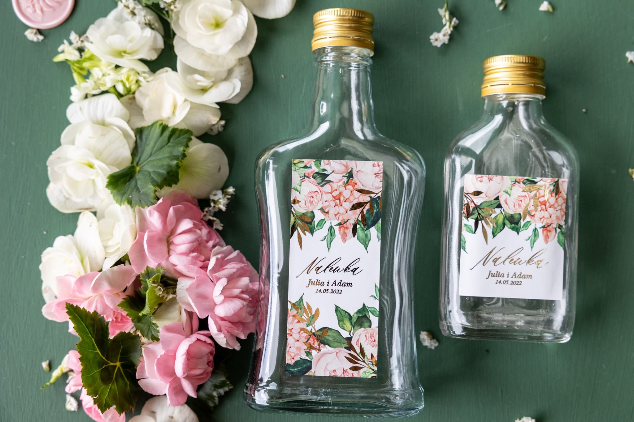 Petites bouteilles à liqueur pour remerciements invités avec pivoines roses et dorure Rubin 10