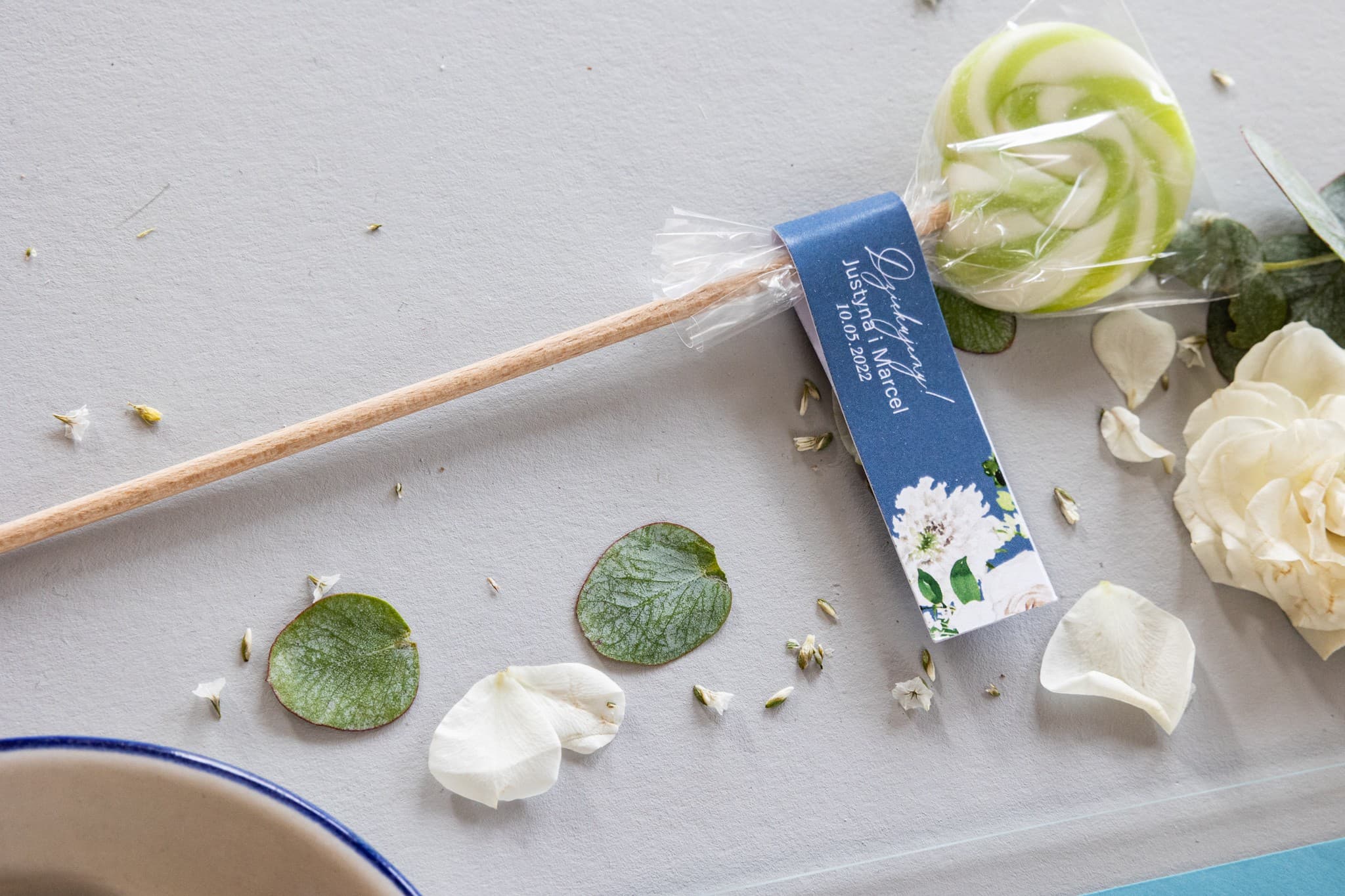 Piruletas de agradecimiento para invitados Dusty Blue con peonías | Dulces detalles de boda | Soft nº 5