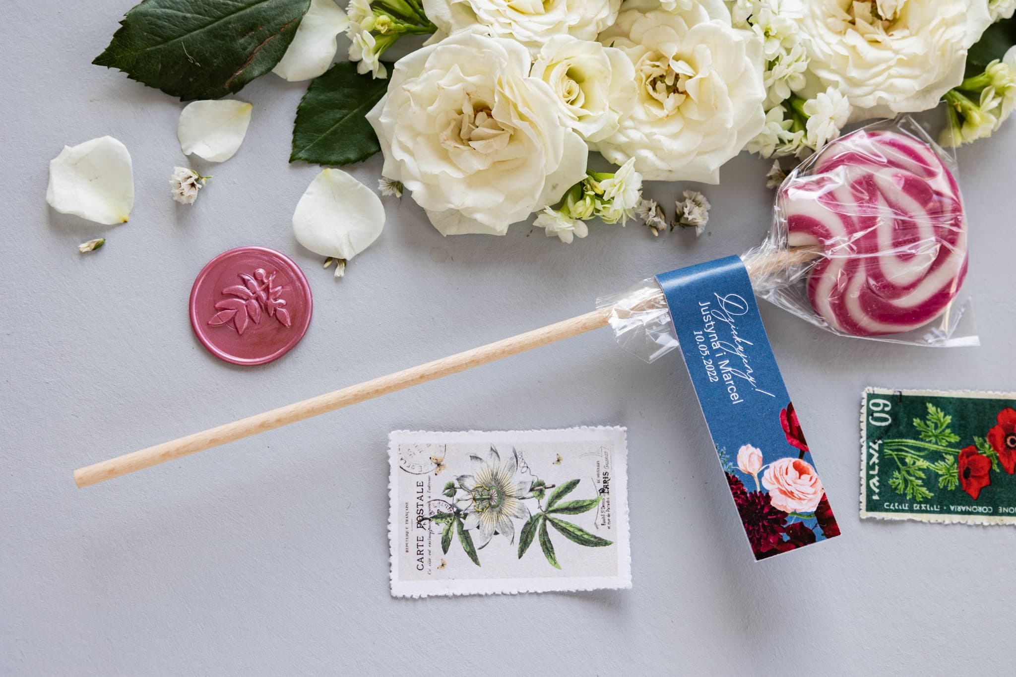 Piruletas de agradecimiento para invitados con peonía y dalia | Dulces detalles de boda | Soft nº 6