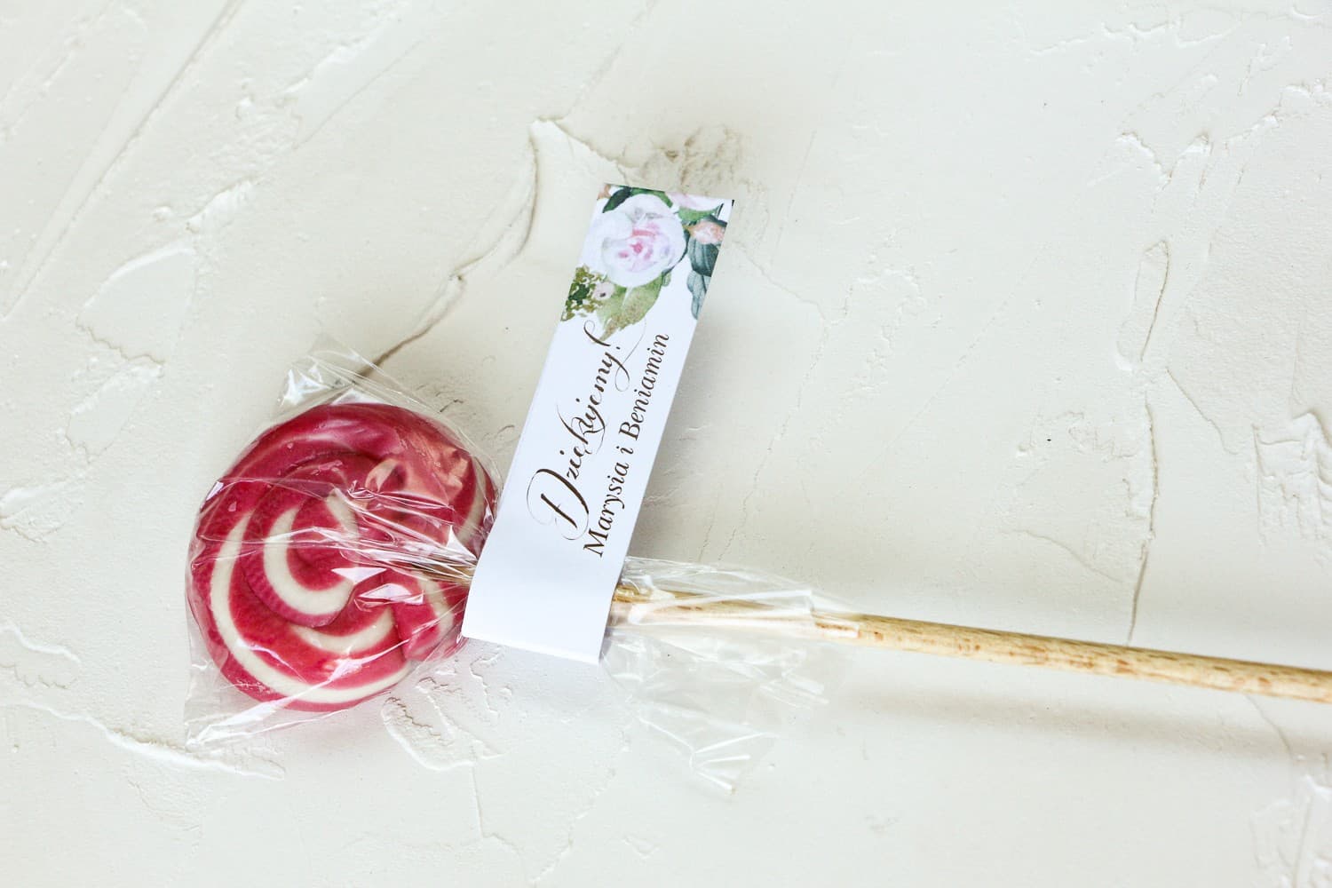 Piruletas - dulces detalles para invitados de boda. Tarjeta con motivo de dalias y rosas en tonos pastel