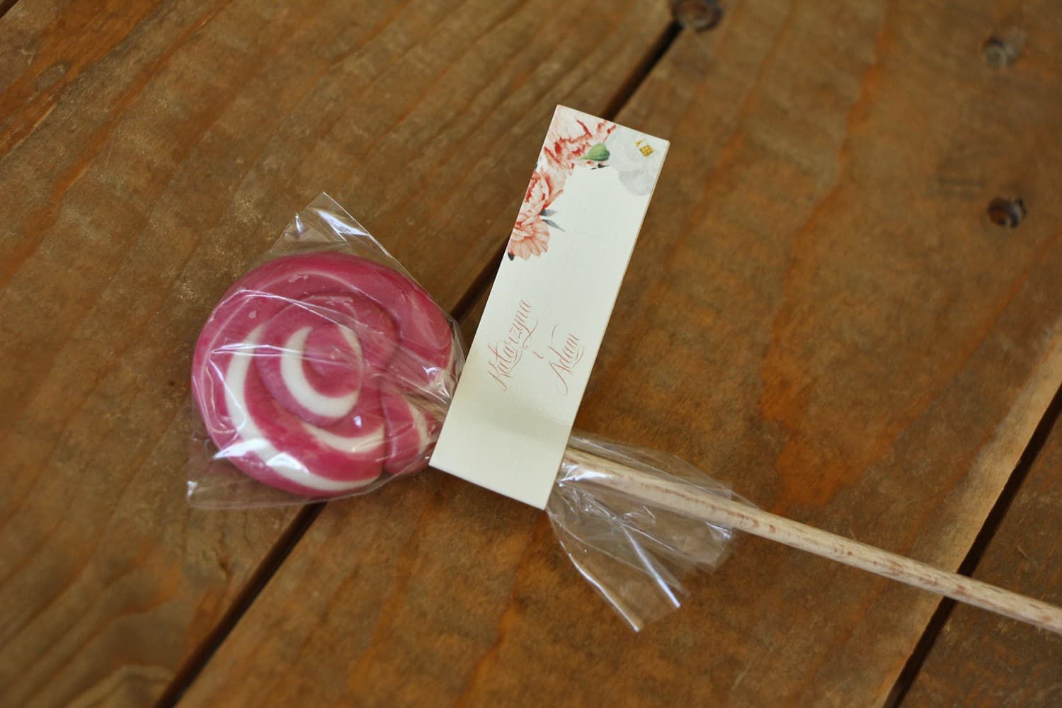 Piruletas - dulces detalles para invitados de boda. Etiqueta melocotón con rosa y peonía