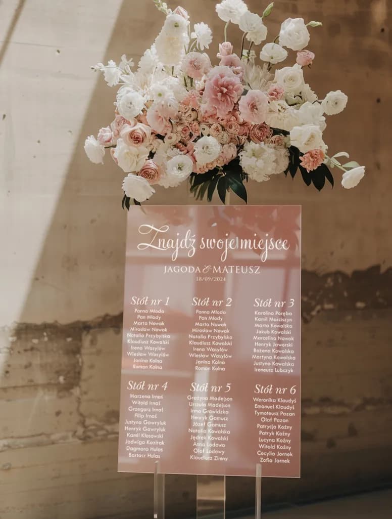 Plan de table en plexiglas rose Avril n° 12 Plan de table de mariage minimaliste sur plexiglas Avril n° 12, design personnalisé