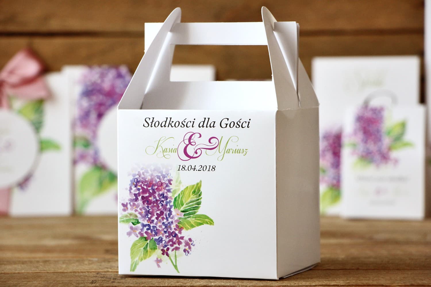 Kwadratowe Pudełko na Ciasto z Fioletowym Bzem | Personalizowane Opakowania dla Gości | Malowane Kwiaty nr 4