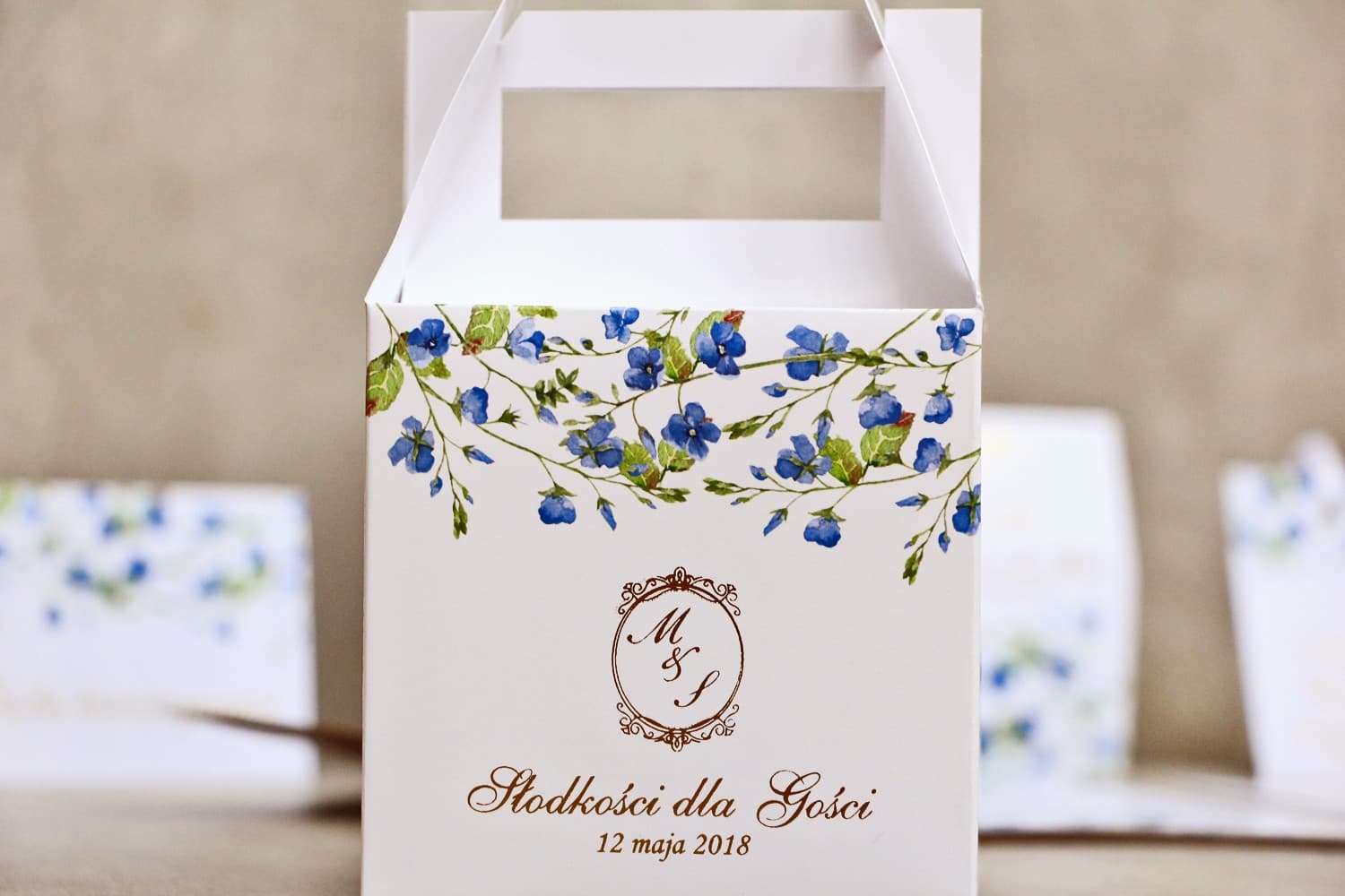 Pudełko na Ciasto z Niezapominajkami i Złotym Napisem | Podziękowania dla Gości Weselnych | Sorento nr 4