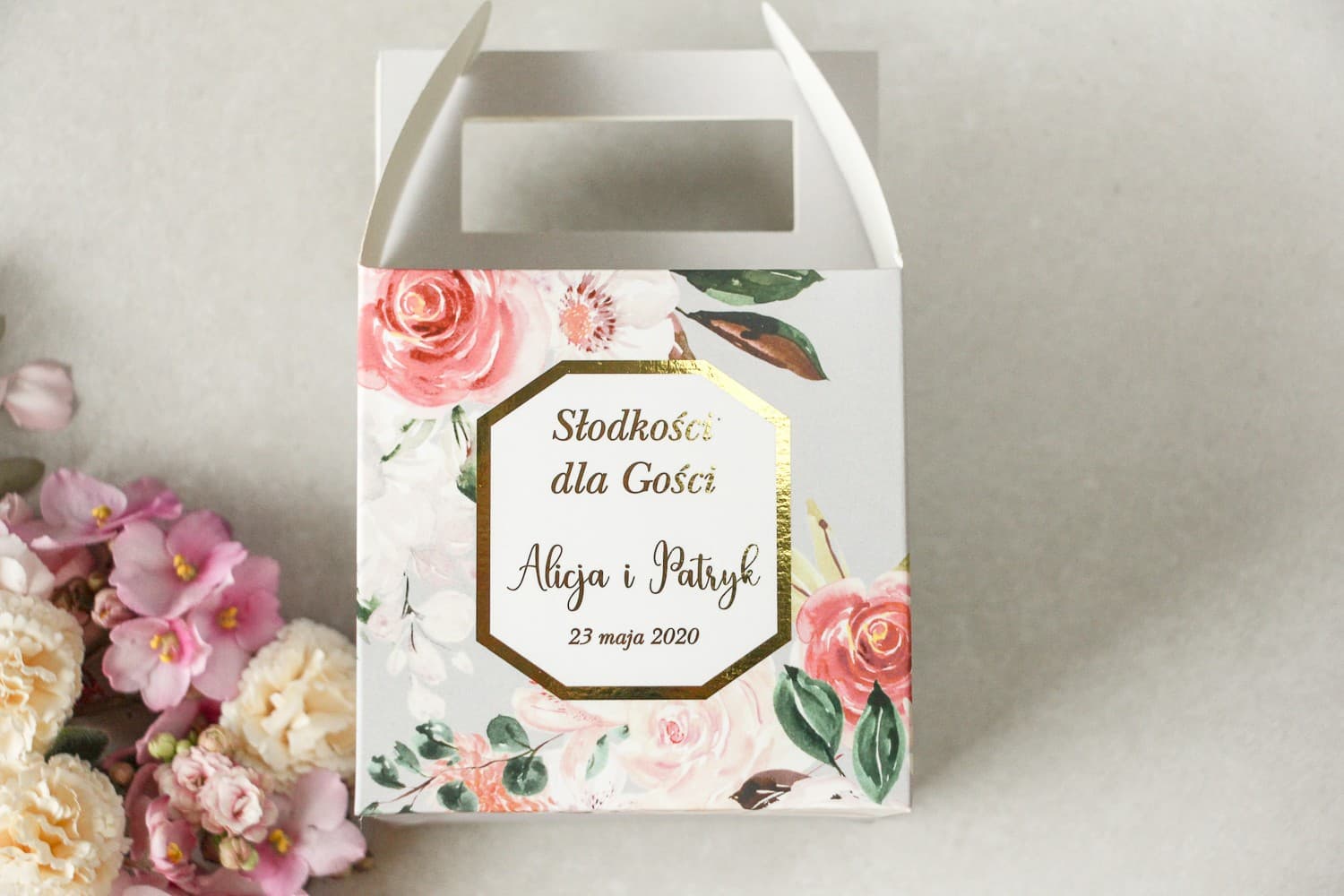 Eleganckie pudełka na ciasto weselne z kwiatami i złoceniem | Personalizowane opakowania dla gości | Lotus nr 1