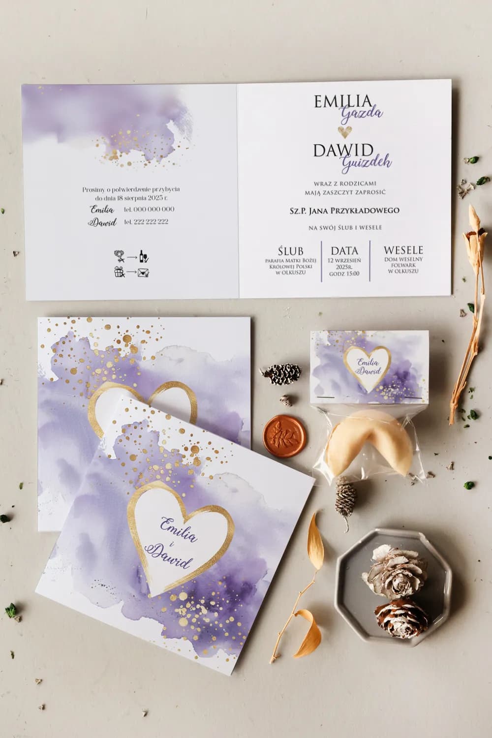 Rozkładane zaproszenia ślubne z motywem fioletowej akwareli i złotym sercem - Kolekcja Cejla Purple wedding invitation with a gold heart motif and watercolor background
