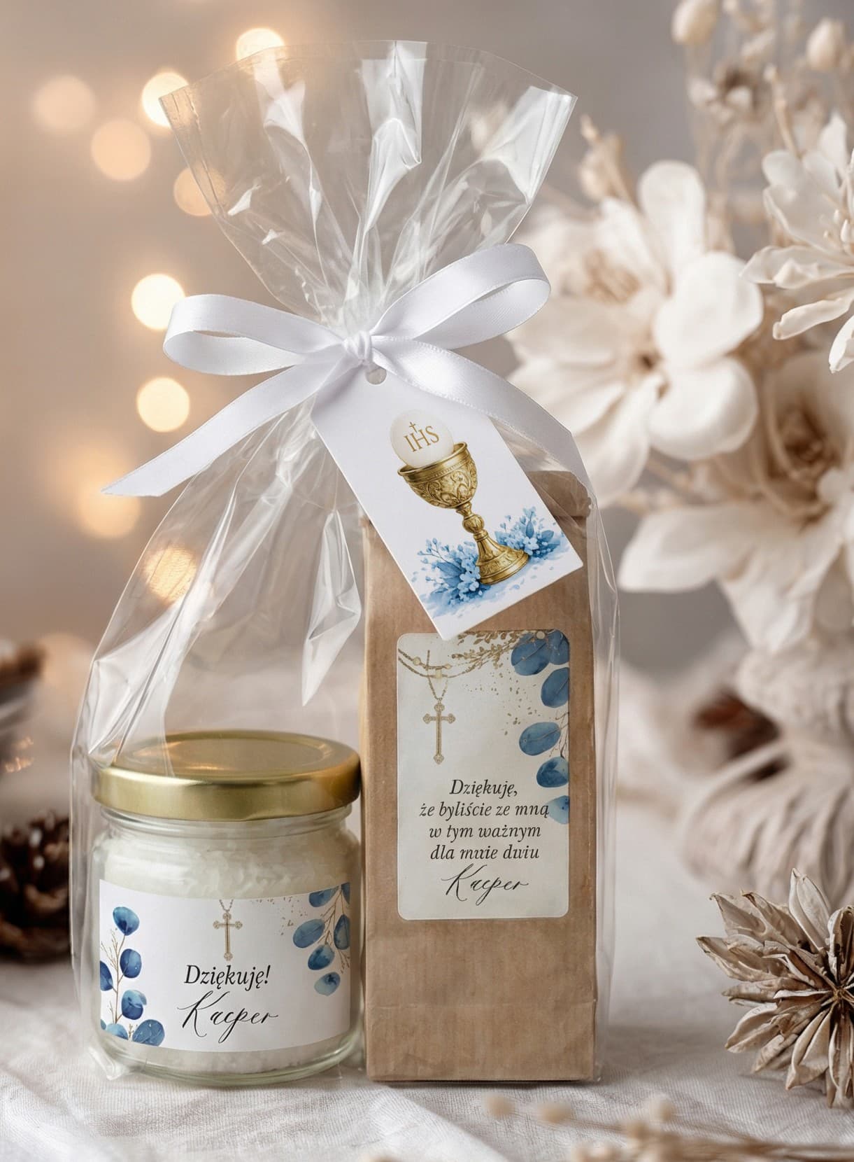 Detalles de comunión para invitados – set de té y vela con hojas azules y cáliz