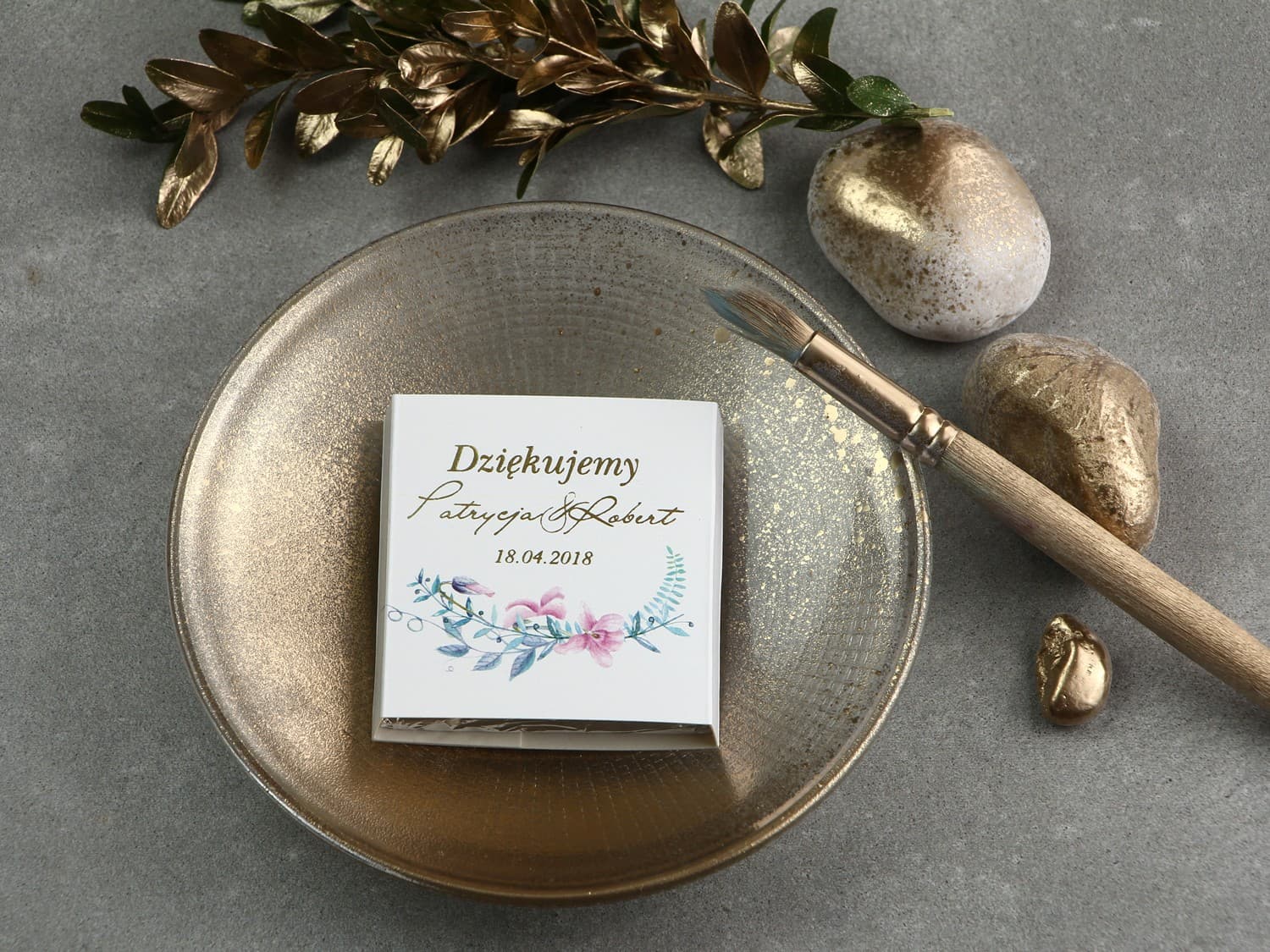 Chocolat de mariage doré avec violettes Cykade 8 Remerciement pour les invités de mariage sous forme de chocolat au lait, emballage avec inscriptions dorées et motif de violettes