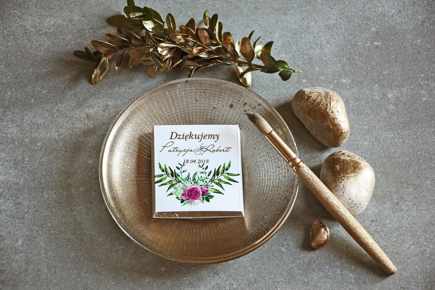 Petit chocolat de mariage avec roses et texte doré personnalisé Remerciement pour invités de mariage sous forme de chocolat au lait, emballage avec inscriptions dorées et graphisme de roses et feuillage