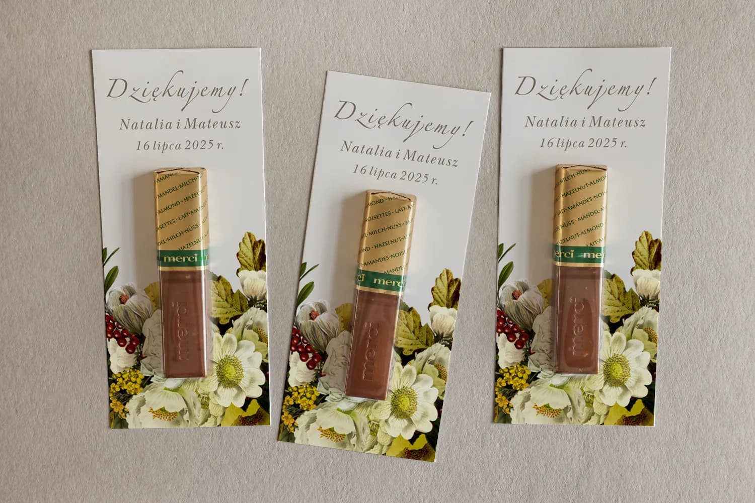 Ringraziamenti per ospiti con cioccolatino Merci, fiori bianchi, foglie verdi, design elegante. Ringraziamenti per ospiti con cioccolatino Merci, fiori bianchi, foglie verdi, design elegante.