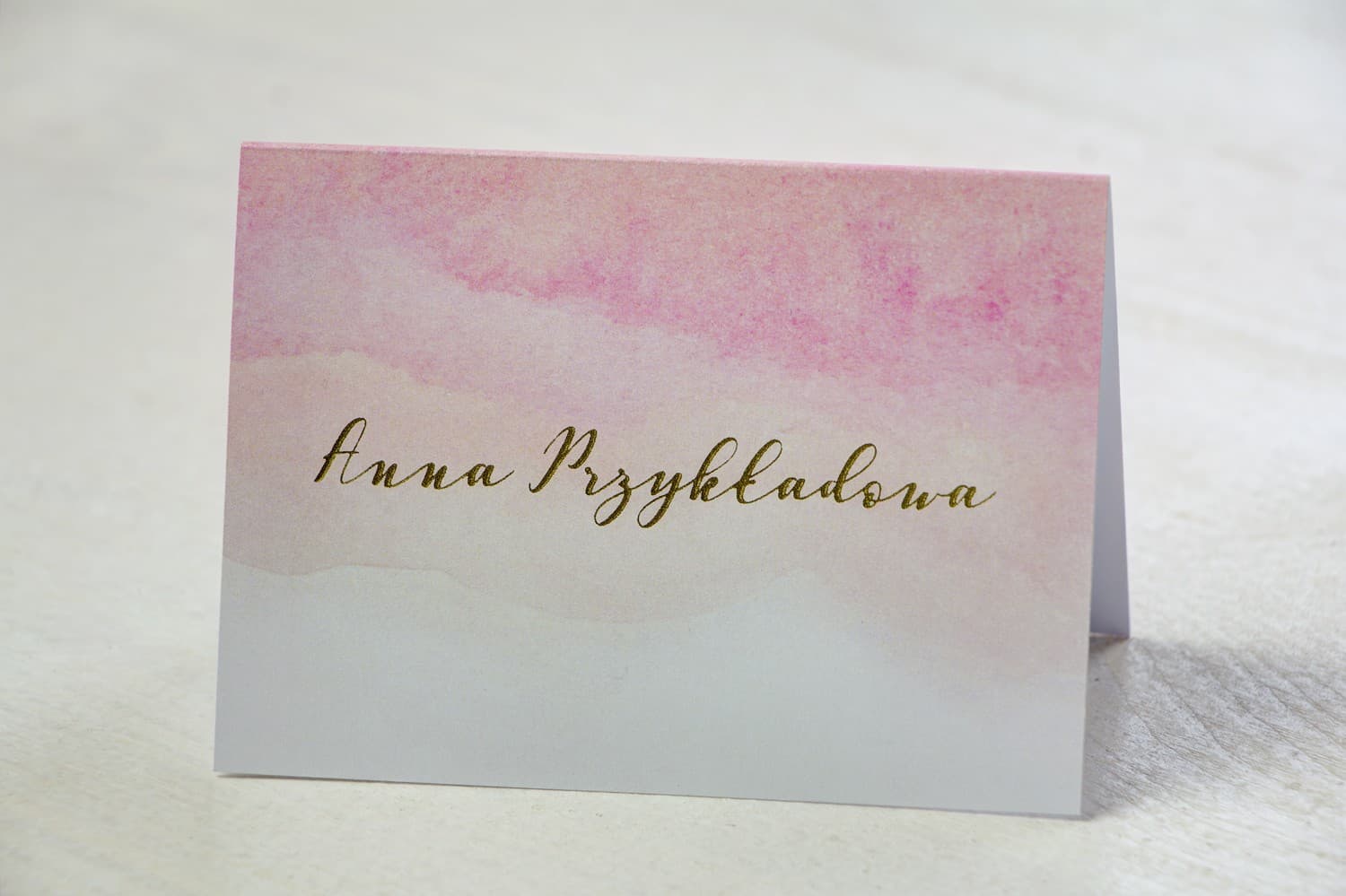 Hochzeits-Tischkarten Delfina Nr. 5 – Goldgeprägte Namenskarten mit rosa Aquarell