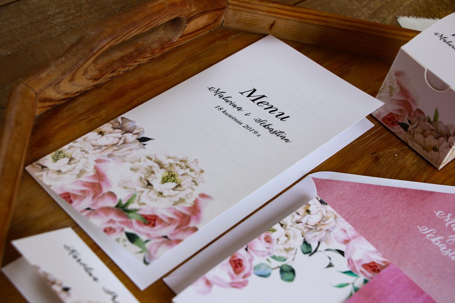 Eleganteres Hochzeitsmenü mit Pfingstrosen und Rosen | Personalisierte Speisekarte | Rozalia Nr. 4