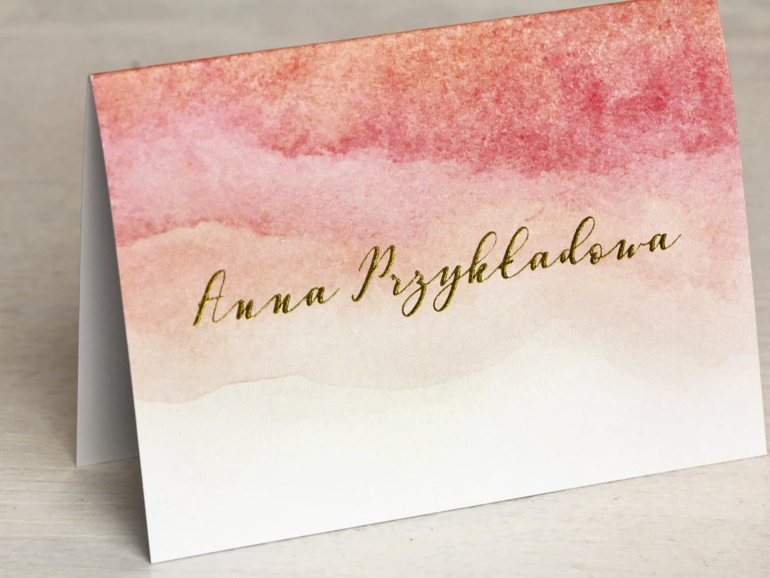 Tischkarten Hochzeit Delfina Nr. 1 – Platzkarten im Glamour-Stil mit rotem Aquarell