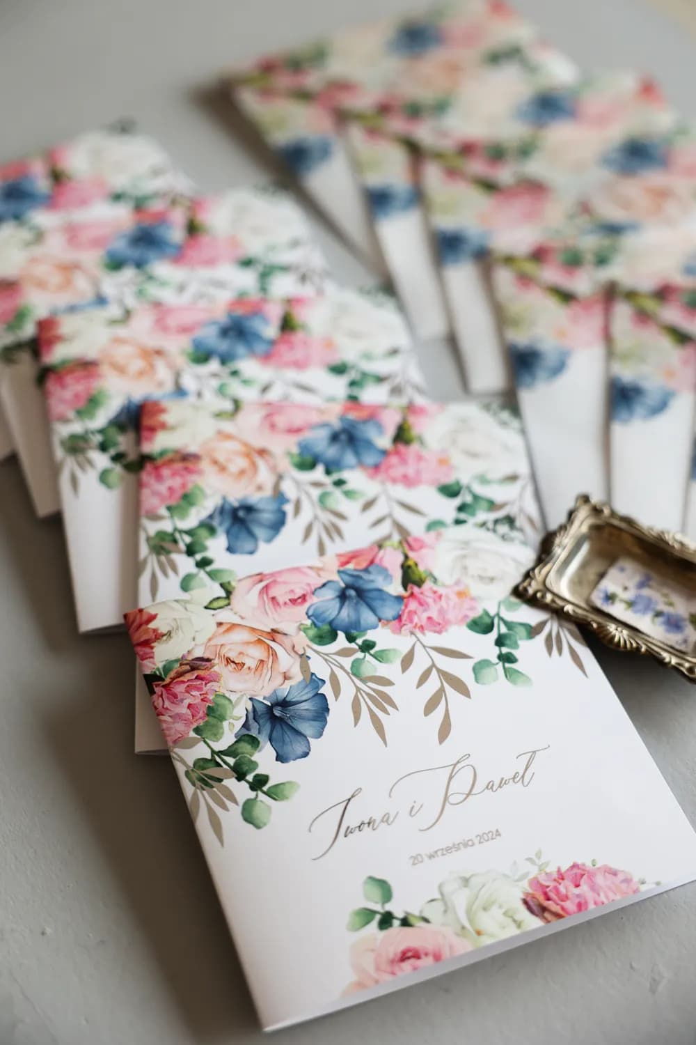 Rubin No. 14 wedding invitation with a rose bouquet in pink and blue shades and elegant silver-foiled lettering.