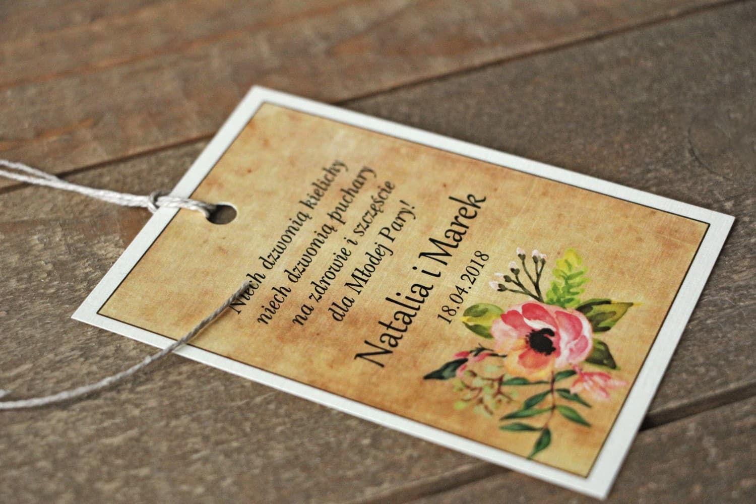 Rustikale Flaschenanhänger mit Boho-Blumen, personalisiert | Anhänger für Hochzeitswodka | Karmelowe nr 2