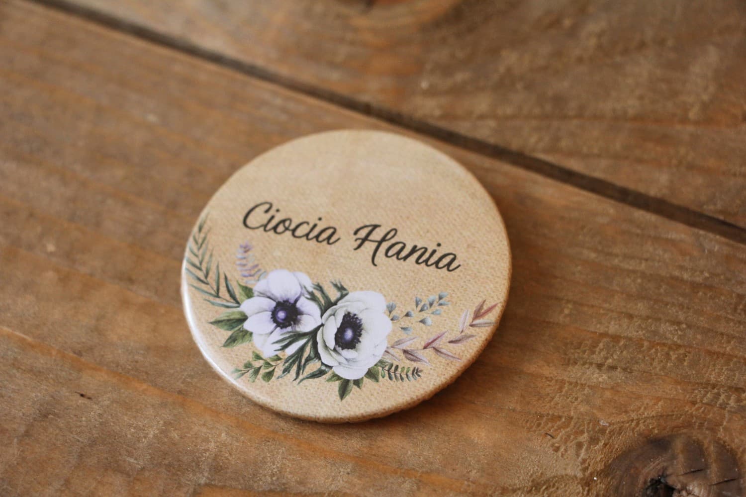 Rustikale Hochzeitsbuttons mit weißen Anemonen | Ansteckpins für Hochzeitsgäste | Karamell Nr. 7