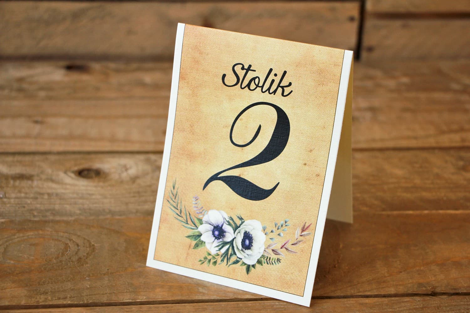 Rustikale Tischnummern mit Anemonen | Aufstellbare Tischnummern für die Hochzeit | Karamell Nr. 7