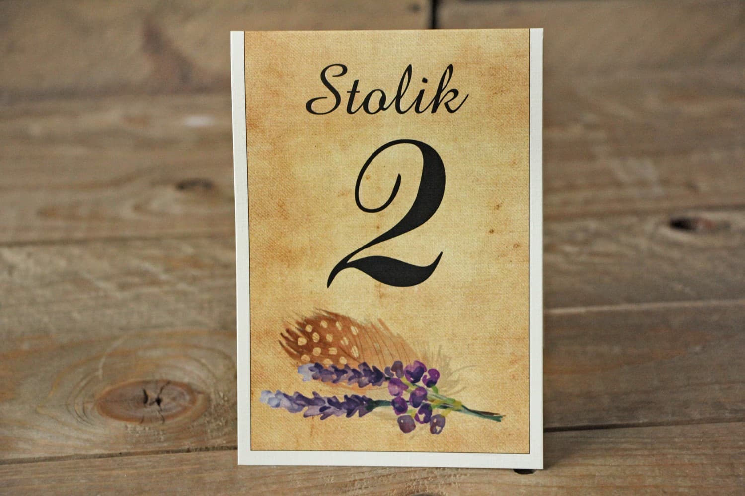 Rustykalne Numery na Stół Weselny z Piórkiem Boho Fioletowe | Numerki Stojące na Stół | Karmelowe nr 3