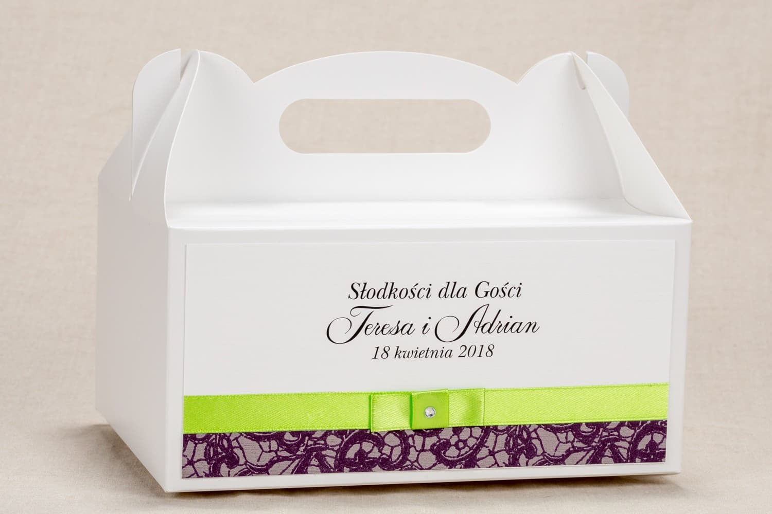 Scatola nuziale (rettangolare) per fetta di torta - Design classico con elegante pizzo viola e fiocco verde contrastante Scatola nuziale (rettangolare) per fetta di torta - Design classico con elegante pizzo viola e fiocco verde contrastante