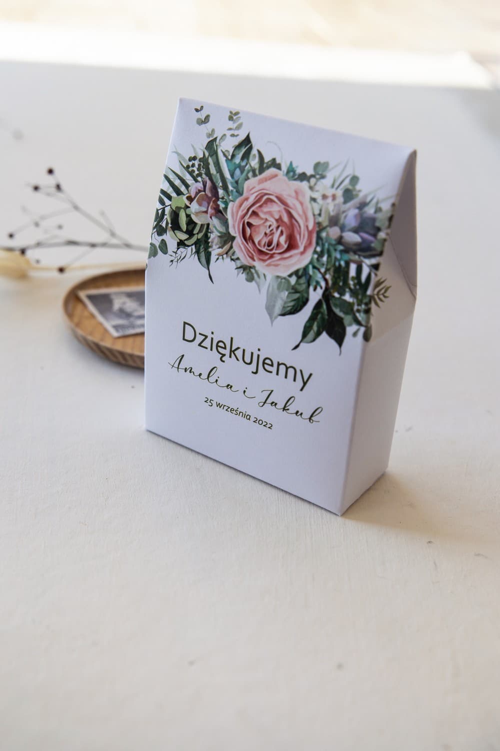 Scatolette per dolci, bomboniere per ospiti con peonie rosa da Amelia-Wedding.it Scatolette per dolci, bomboniere per ospiti con peonie rosa da Amelia-Wedding.it