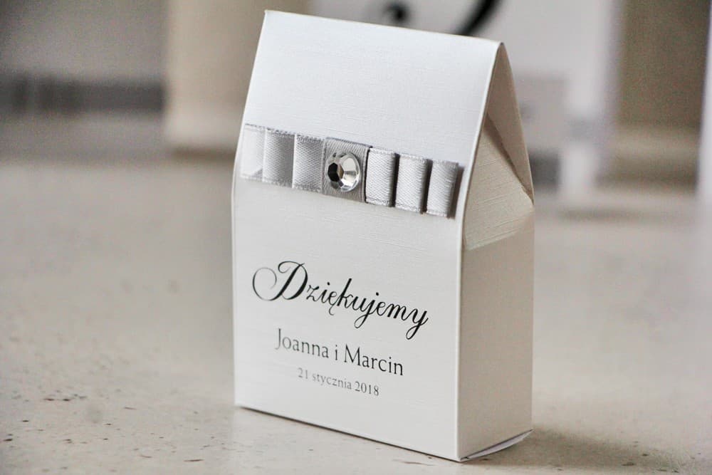 Elegante Scatolina con Fiocco e Zircone su Carta Perlata | Bomboniere per Ospiti Matrimonio | Amaretto n. 3