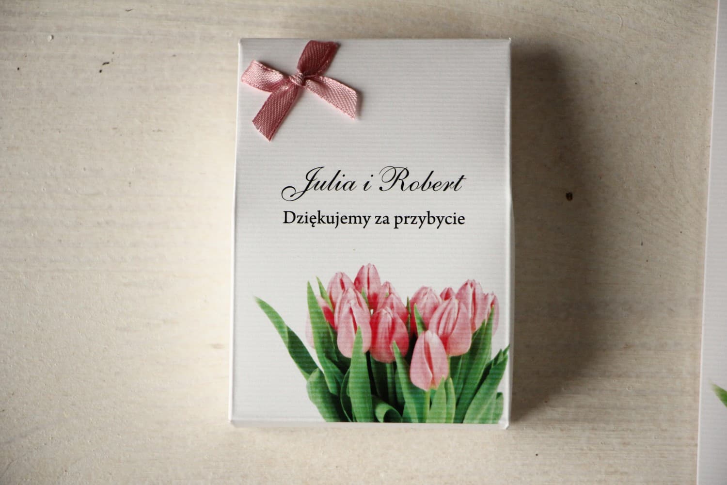Scatolina per dolcetti come ringraziamento per gli ospiti di nozze. Grafica con tulipani rosa
