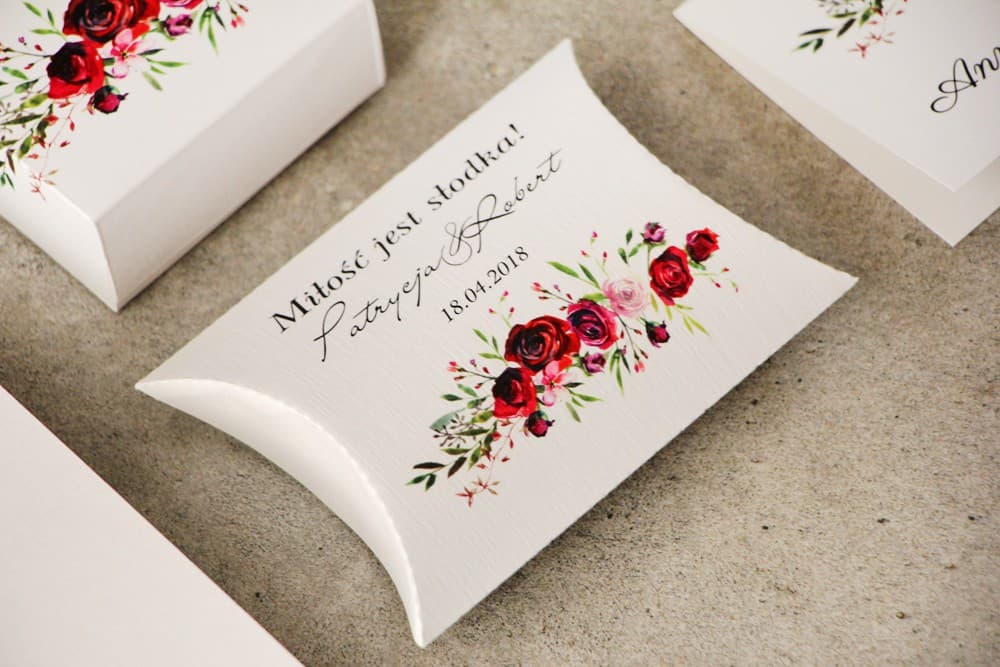 Scatoline a Cuscino Eleganti con Rose Bordeaux e Caramelle | Bomboniere Matrimonio | Pistacjowe nr 18