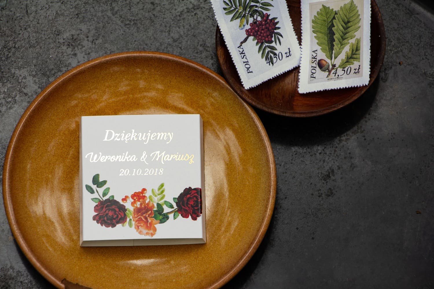 Herbstliches Gastgeschenk: Schokolade mit Grafik von Ebereschen, bordeauxroten Rosen und orangefarbenen Nelken