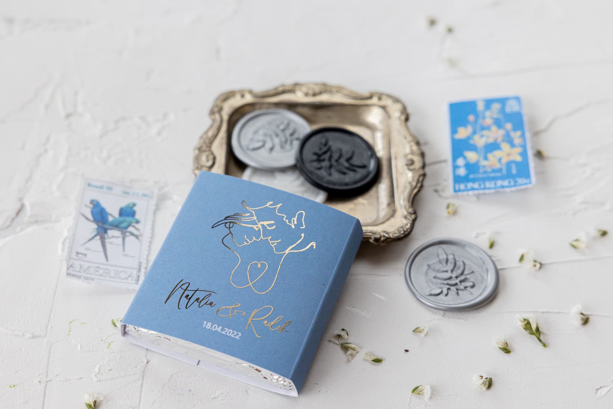 Elegante Schokoladentafeln Dusty Blue mit Goldprägung | Gastgeschenke zur Hochzeit | Kollektion Jaspis Nr. 4