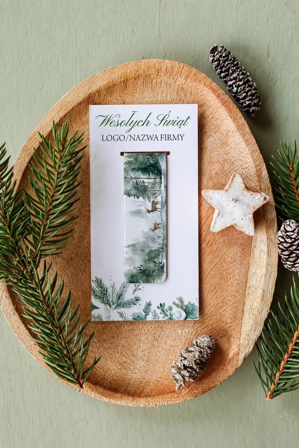 Segnalibro ZKS21 con motivo forestale e logo Segnalibro magnetico personalizzato con grafica ad acquerello di bosco e cervi, presentato su cartoncino natalizio