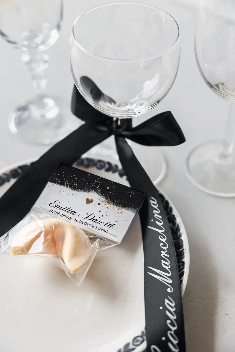 Segnaposto glamour su nastro nero satinato Segnaposto matrimonio eleganti su nastro raso nero con stampa bianca