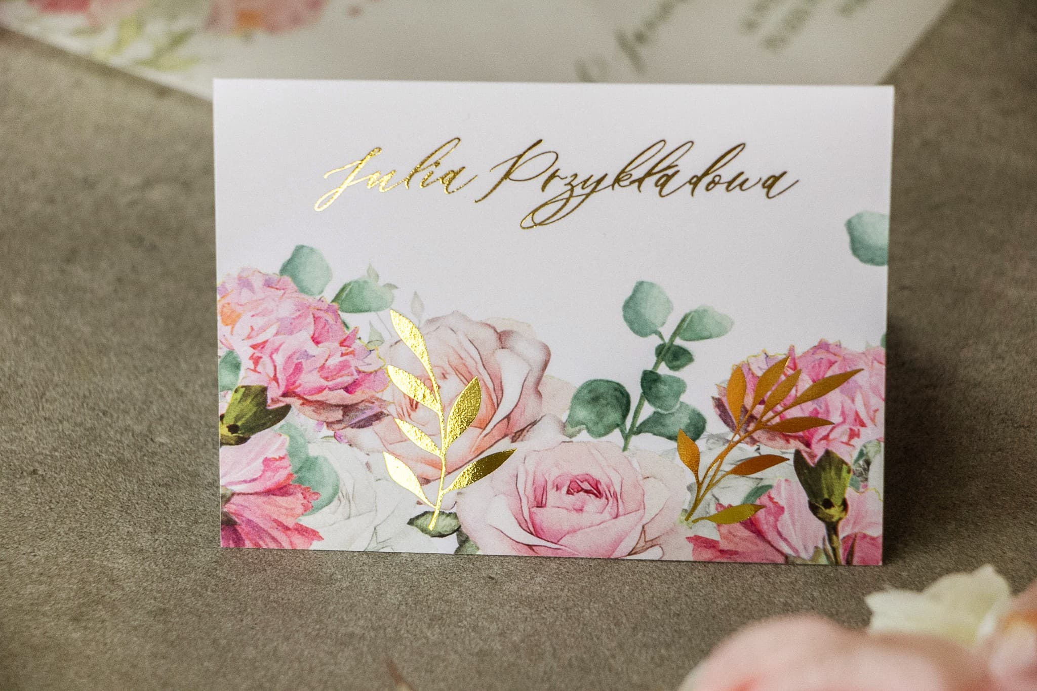 Delicati segnaposto nuziali Rubin n. 9 con fiori rosa dorati Segnaposto nuziali pastello in stile glamour in delicate tonalità rosa e bianco