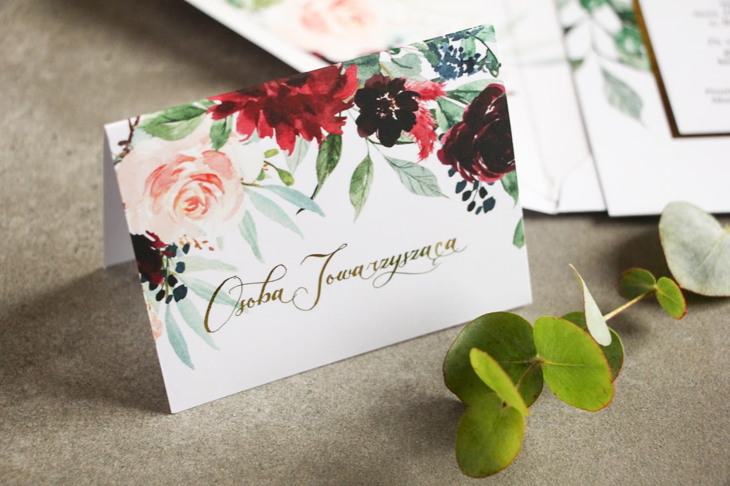 Segnaposto matrimoniali dorati in stile Glamour. Peonie borgogna e bordeaux, con tocco di rosa