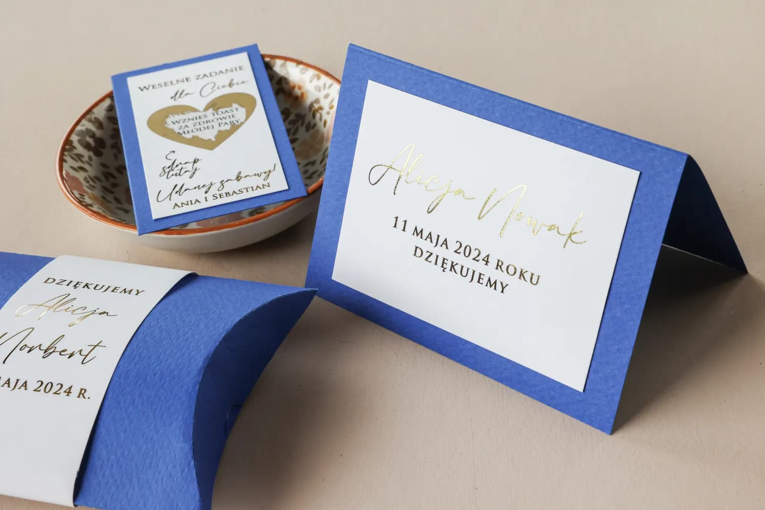 Elegante segnaposto blu matrimonio con etichetta personalizzata e accenti dorati. Elegante segnaposto blu matrimonio con etichetta personalizzata e accenti dorati.