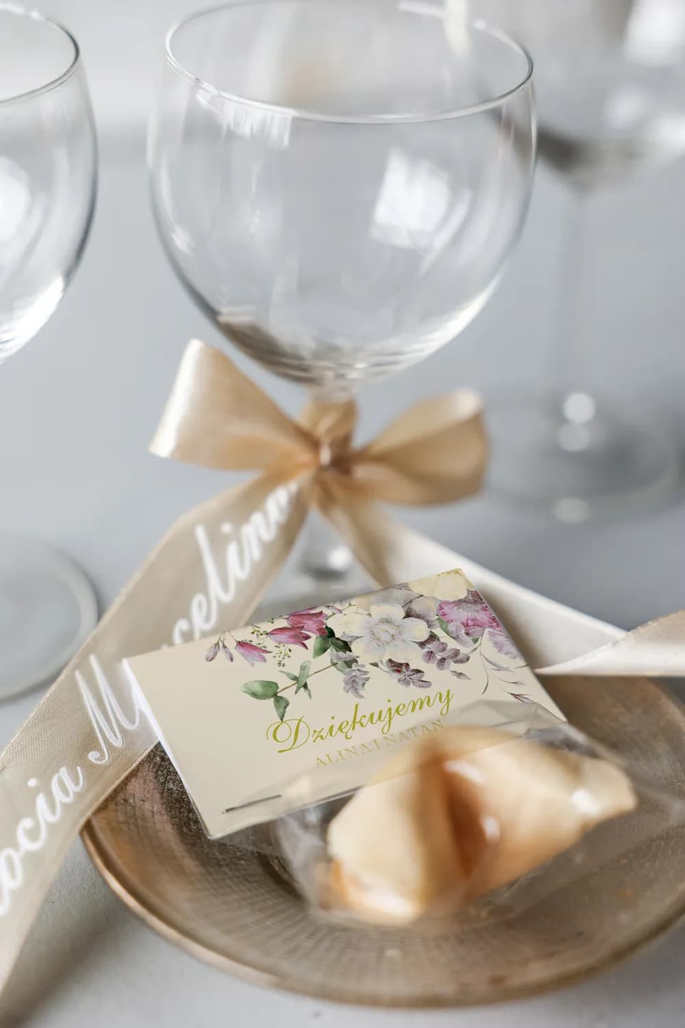 Segnaposto raffinati in tonalità cappuccino Segnaposto matrimonio su fiocco cappuccino – eleganza e stile