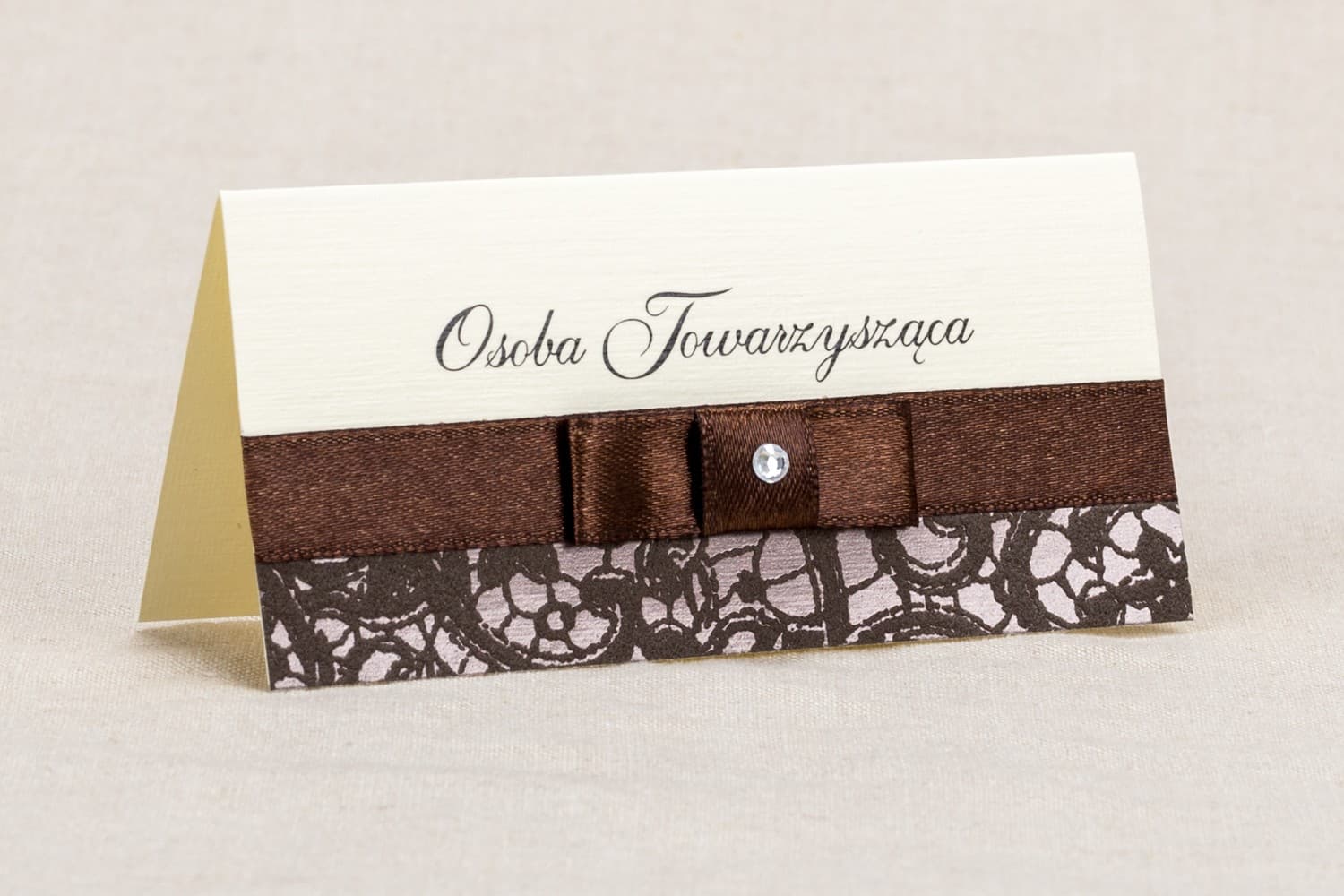 Segnaposto matrimonio, cartoncini per tavolo nuziale - Segnaposto classici con pizzo marrone e fiocco delicato Segnaposto matrimonio, cartoncini per tavolo nuziale - Segnaposto classici con pizzo marrone e fiocco delicato