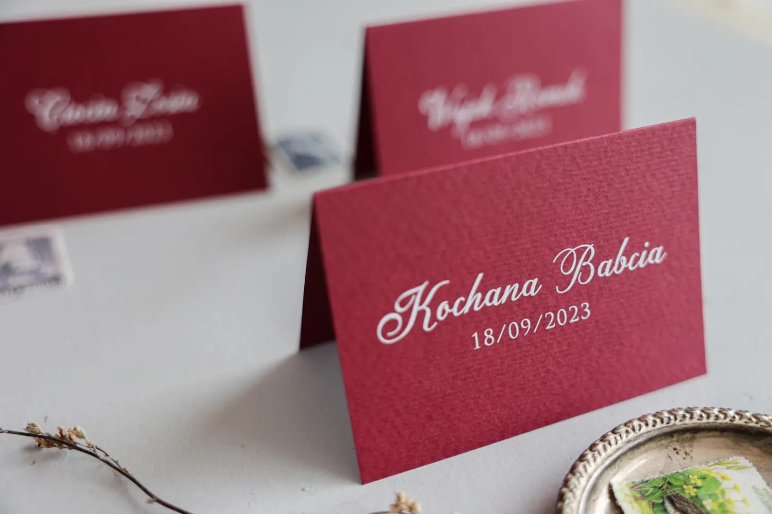 Segnaposto nuziale bordeaux esclusivo con carattere bianco elegante collezione Kraft n. 6 Segnaposto nuziale bordeaux esclusivo con carattere bianco elegante collezione Kraft n. 6