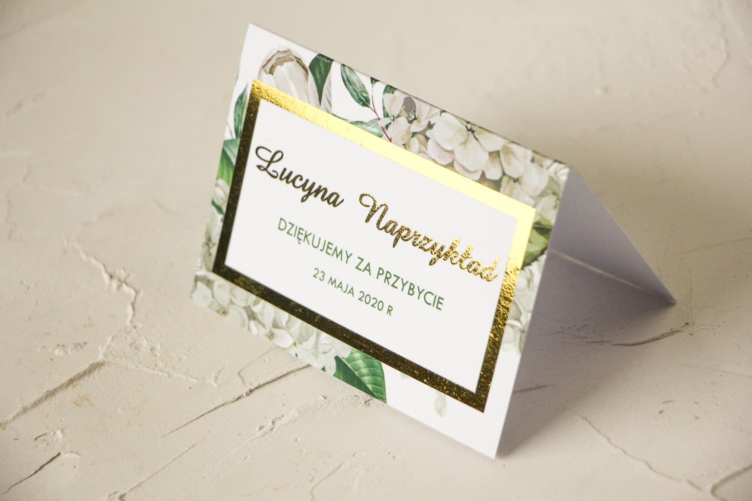 Segnaposto nuziali Avril n. 2 con ortensia e doratura Segnaposto nuziali con ortensia bianca e tulipani su sfondo verde con scritte dorate e cornice dorata