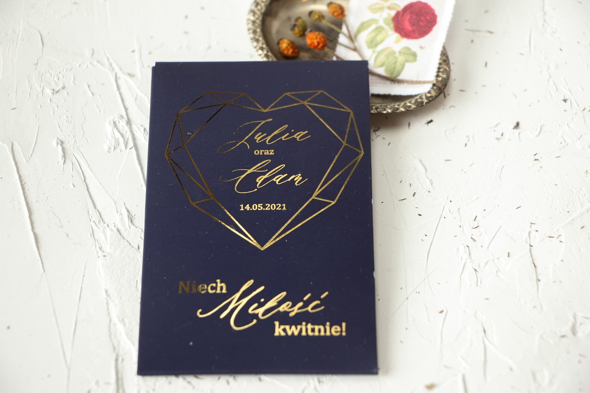 Semi Matrimoniali - Ringraziamenti per ospiti, confezione dorata colore blu notte con fiori bianchi Semi Matrimoniali - Ringraziamenti per ospiti, confezione dorata colore blu notte con fiori bianchi