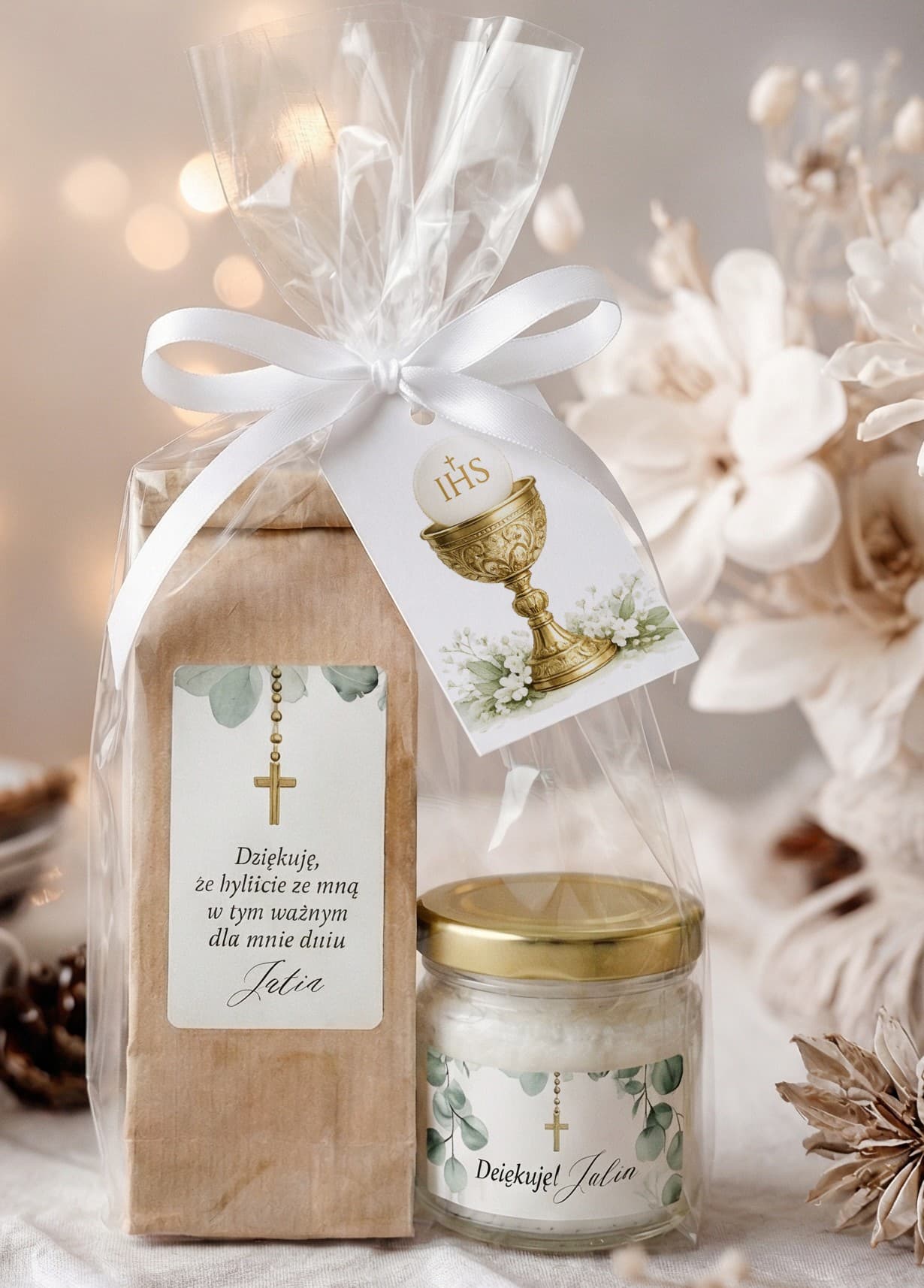 Detalles de comunión para invitados – té y vela con etiqueta de cruz y eucalipto