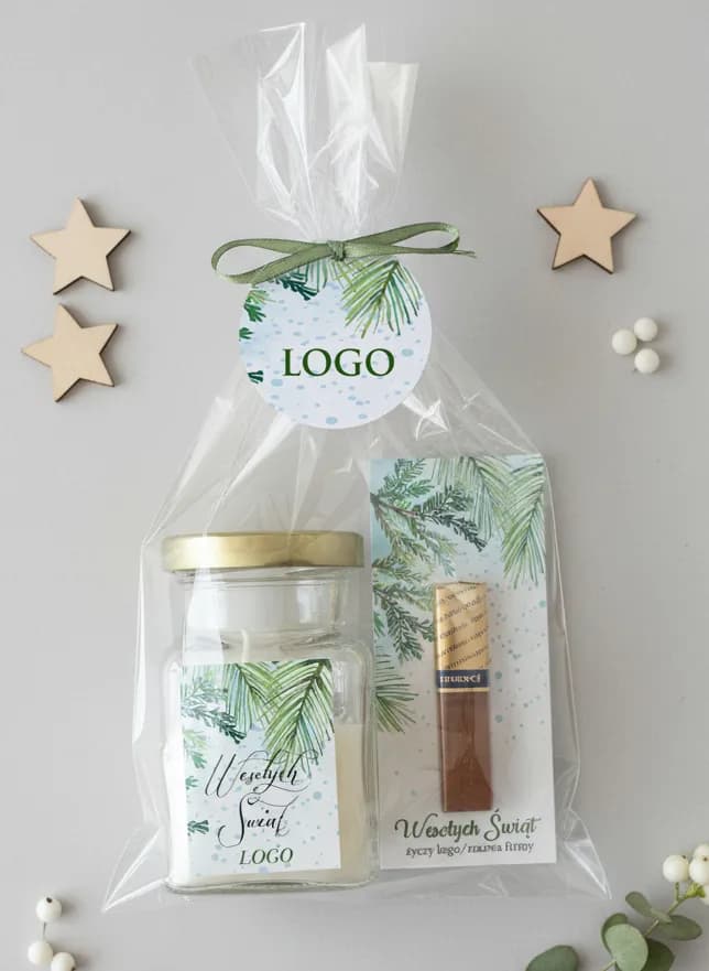 Set de regalo de Navidad para empresas con vela de soja en vaso y chocolate, envuelto en celofán.