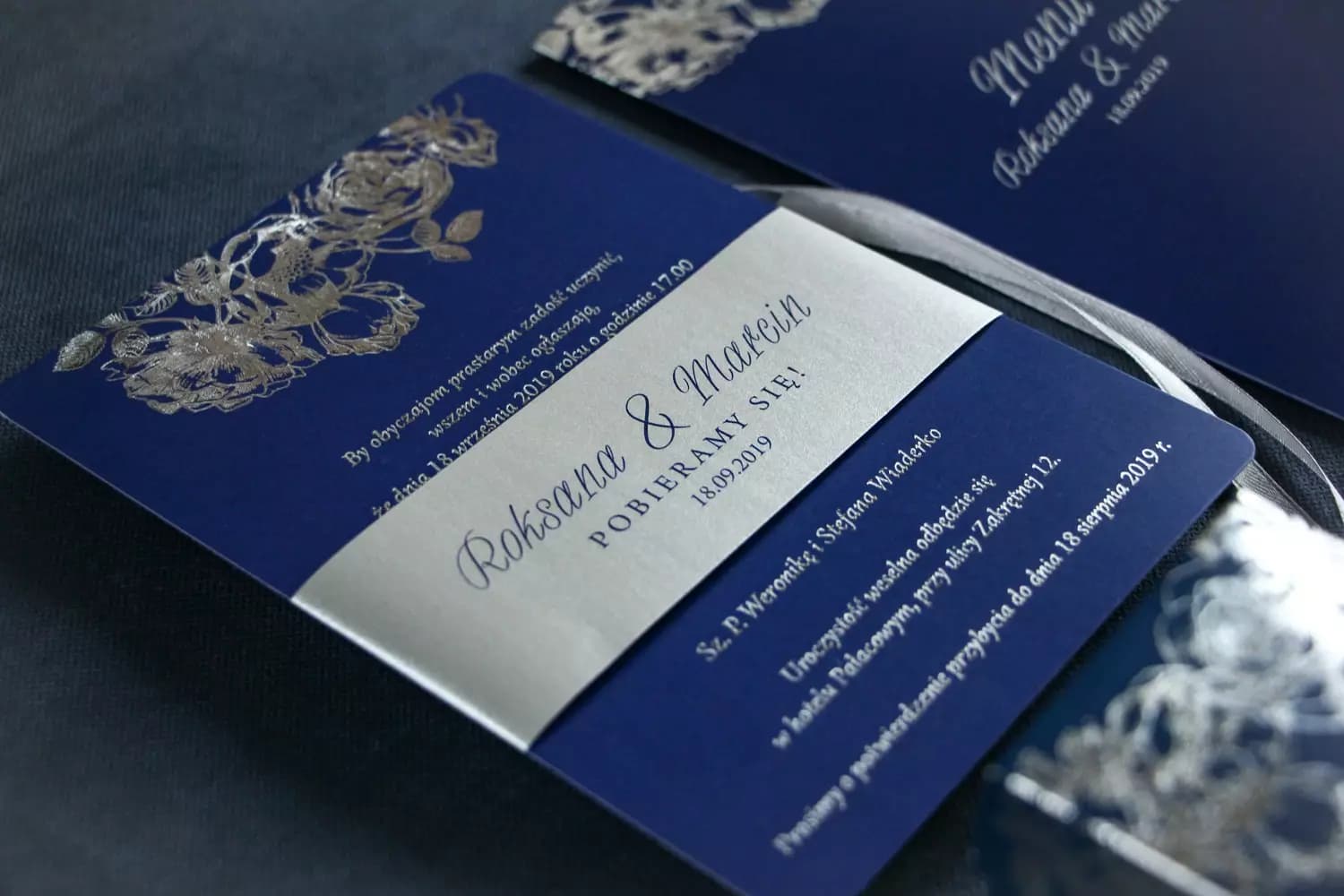 Glamour Navy Wedding Invitations with Silver Foiling and Pearl Belly Band – Mikado No. 1