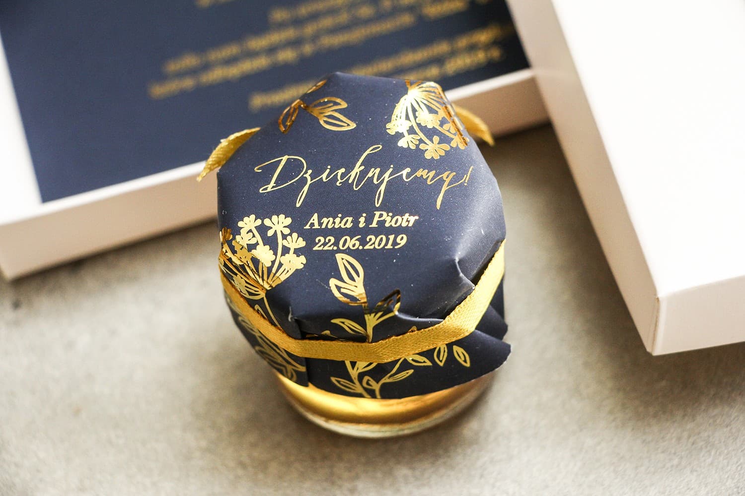 Słoiczek z miodem - podziękowanie dla gości w stylu Glamour. Eleganckie połączenie granatu ze złoconymi gałązkami